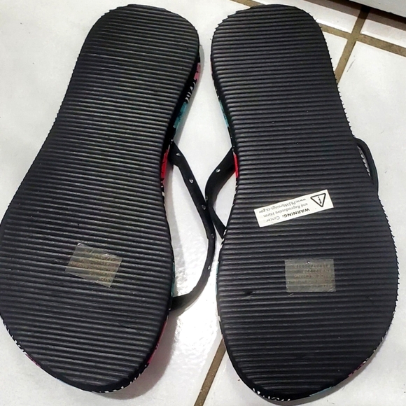 4/$13 NWT  Rhinestone black and floral print Girl Thong Flip Flops sandals - Picture 3 of 3